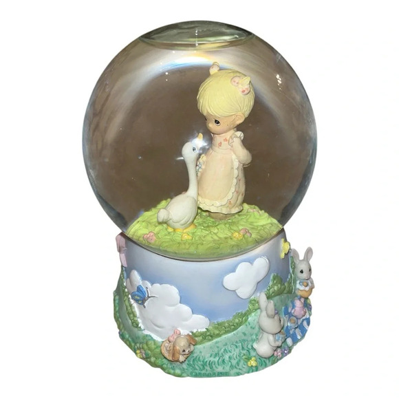 ☘️Precious Moments Snow Globe Musical “In The Garden” - Picture 2 of 4